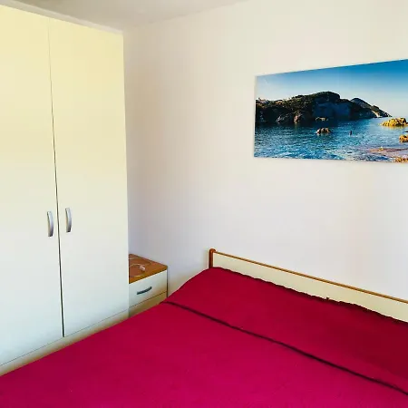 Giu Alla Spiaggia Apartment *